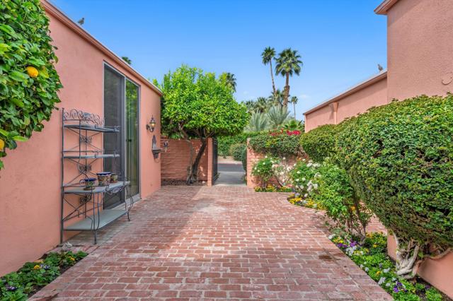 46650 Amir Drive, Palm Desert CA: https://media.crmls.org/mediaz/a6dd48e1-f5ba-41c1-9318-c9bb37a1c3a1.jpg