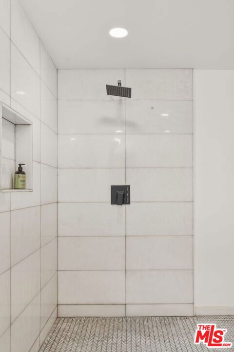 https://media.crmls.org/mediaz/a6ddddeb-2d61-401b-8fee-6dc1d6f8eb3a.jpg?preset=X-Large