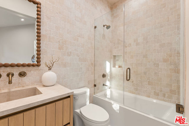 11746 La Maida Street, Valley Village CA: https://media.crmls.org/mediaz/a6de984b-501b-4f50-bc3d-d43091997140.jpg