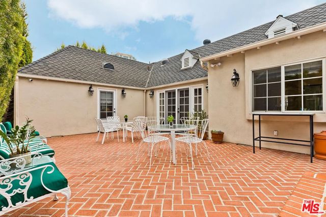 10798 Weyburn Avenue, Los Angeles CA: https://media.crmls.org/mediaz/a6df14ef-1fef-40fd-bae6-5646bd621b57.jpg