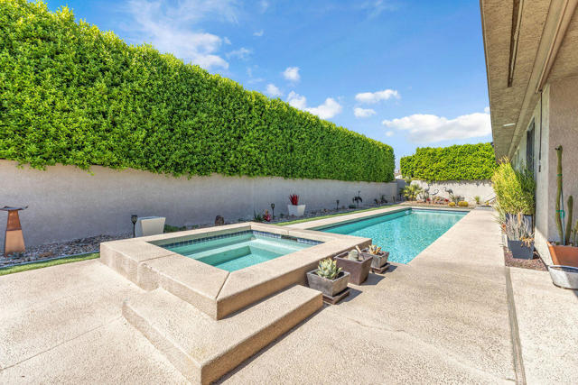 29 El Roble Court, Rancho Mirage CA: https://media.crmls.org/mediaz/a6e0dd4a-c420-431a-97b0-16f1be148b47.jpg