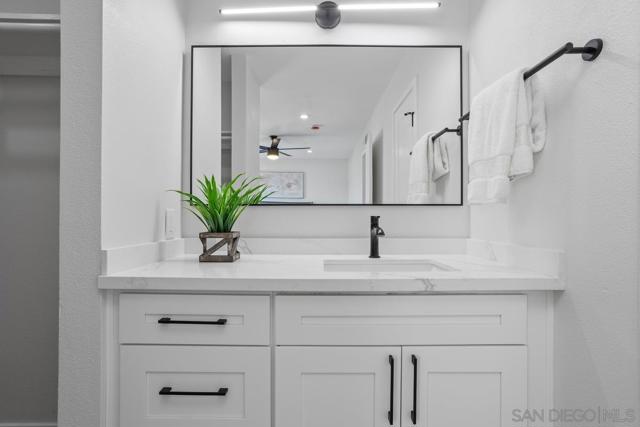 268 Festival Dr, Oceanside CA: https://media.crmls.org/mediaz/a6e16149-a190-4e05-a1e2-e02caf6ae78f.jpg