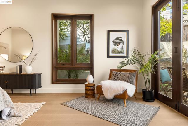 30 Lincolnshire Dr, Oakland CA: https://media.crmls.org/mediaz/a6e252ef-83f1-4833-b0f1-f85f7b7b21b7.jpg