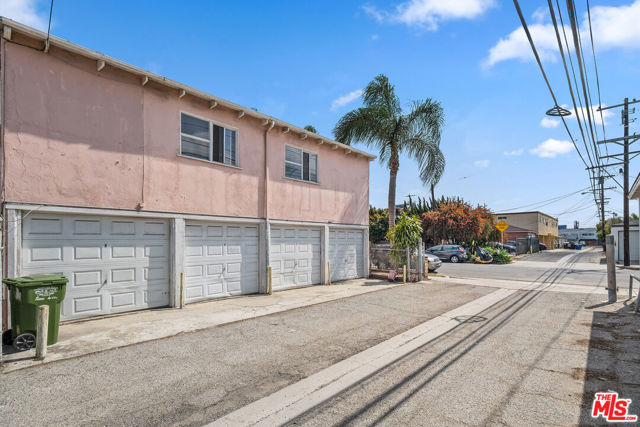 11887 Jefferson Boulevard, Los Angeles CA: https://media.crmls.org/mediaz/a6e26419-3676-49ca-82b9-aa2a43886702.jpg