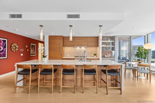 888 W E Street, San Diego CA: https://media.crmls.org/mediaz/a6e4b769-0576-4cae-89f1-edb74d19eb40.jpg