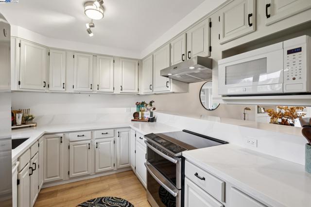 3109 La Campania, Alameda CA: https://media.crmls.org/mediaz/a6e69aa8-4c6d-4b6e-bbd9-a9b3f38bdd03.jpg