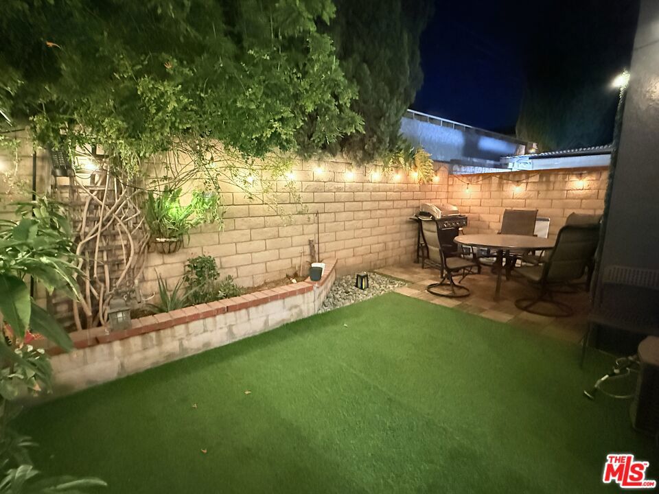 https://media.crmls.org/mediaz/a6e8622c-33b1-4bf8-b77a-64186e23c974.jpg?preset=X-Large