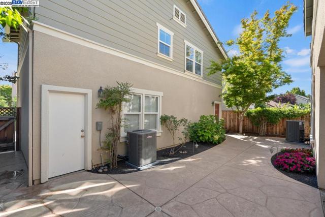 1525 Whispering Oaks Way, Pleasanton CA: https://media.crmls.org/mediaz/a6e881c7-6453-4570-8651-23d5dc690ee5.jpg