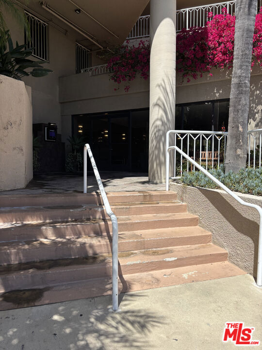 2222 N Beachwood Drive, Los Angeles CA: https://media.crmls.org/mediaz/a6e8a989-c85d-4f47-9f9a-aeecb8f380e6.jpg