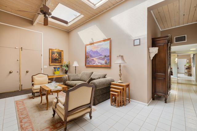 968 N Fairview Circle, Palm Springs CA: https://media.crmls.org/mediaz/a6e8ce25-a51c-431e-b6a4-c4f1eaadb5d4.jpg