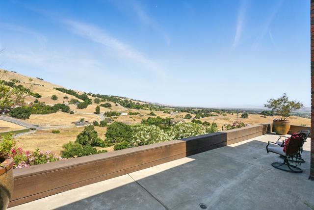 2525 Bridle Path Drive, Gilroy CA: https://media.crmls.org/mediaz/a6eab0f8-adad-4c9f-9f1b-b664ce5cd54c.jpg