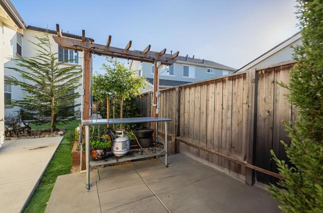 477 Marina Heights Drive, Marina CA: https://media.crmls.org/mediaz/a6eab3cb-29f1-459f-b93d-bb94aea60bb9.jpg