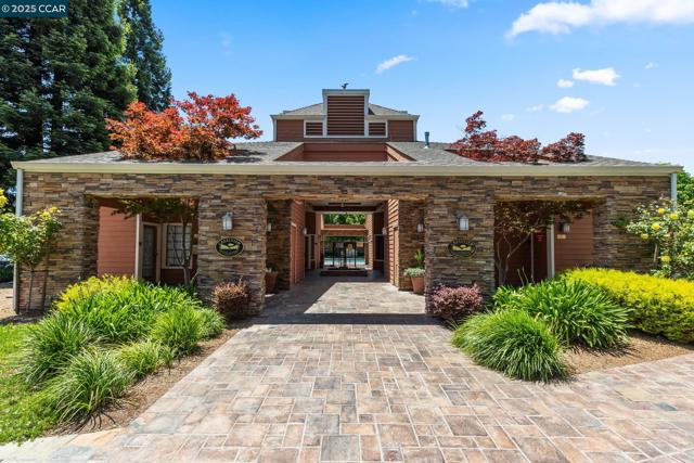 132 Eastridge Dr, San Ramon CA: https://media.crmls.org/mediaz/a6ec421f-834e-4c21-8d89-1f1657ab5738.jpg