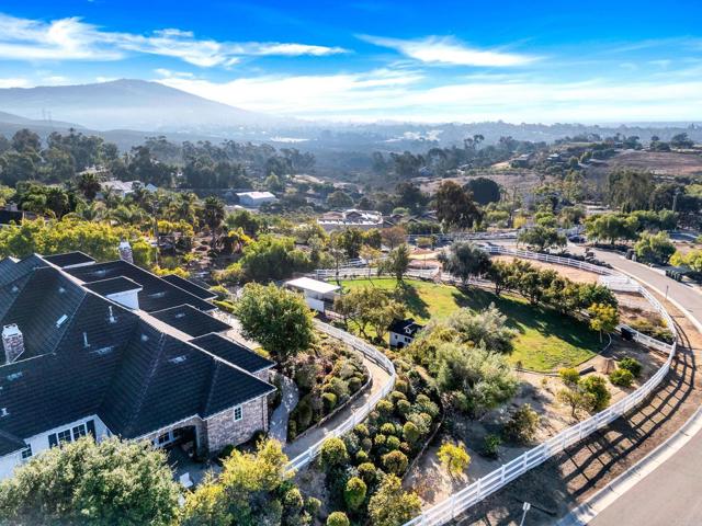 3401 Adams Run, Encinitas CA: https://media.crmls.org/mediaz/a6ed852a-9f29-4101-b3b7-d9ede058ed89.jpg
