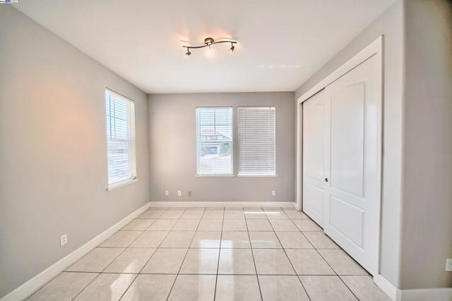 1069 Dry Creek Ct, Lathrop CA: https://media.crmls.org/mediaz/a6eda1a9-d84c-4a53-bec5-3e90a641f0db.jpg