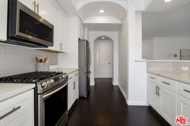 1862 S Bentley Avenue, Los Angeles CA: https://media.crmls.org/mediaz/a6f03c44-aecd-4354-bb9d-3a7e874413b9.jpg