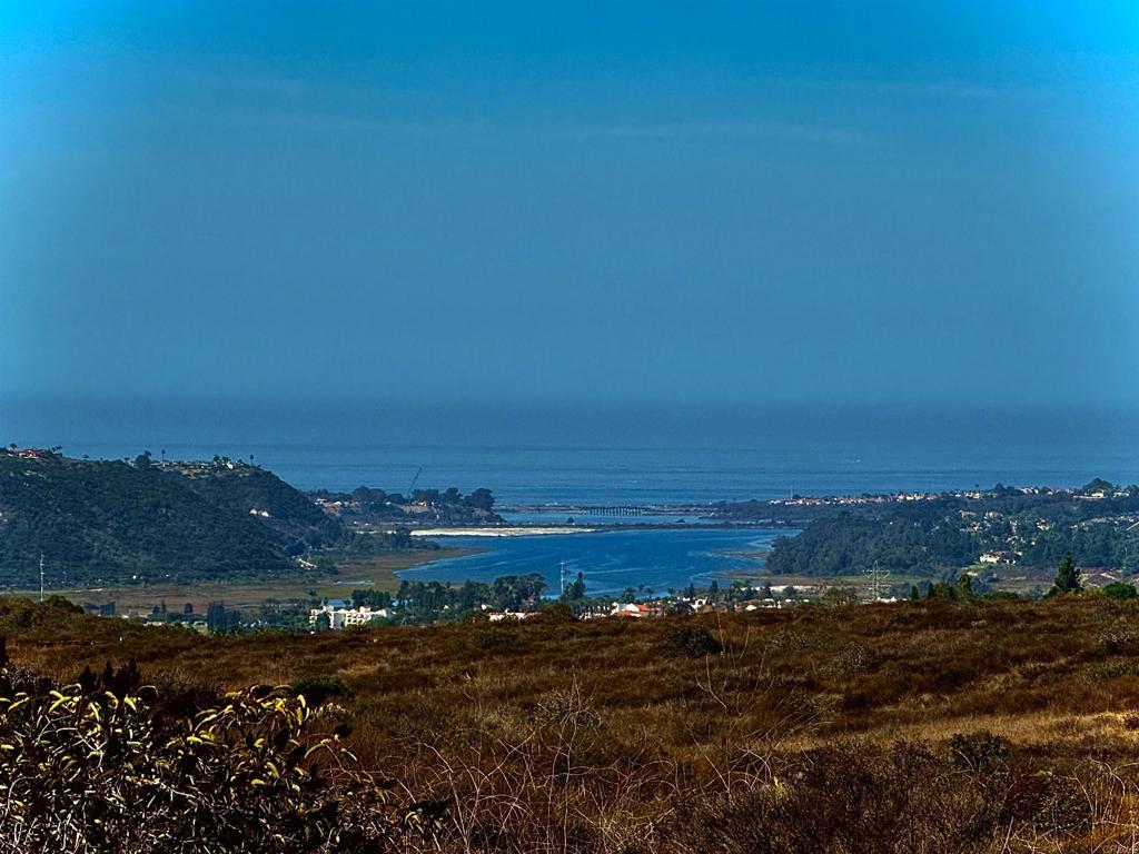 https://media.crmls.org/mediaz/a6f0d1eb-5667-4d04-85ab-66e98019e0e6.jpg?preset=X-Large