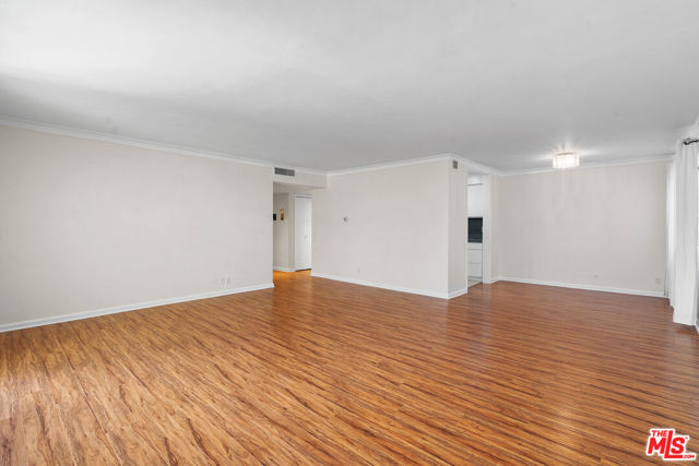 818 S Lucerne Boulevard, Los Angeles CA: https://media.crmls.org/mediaz/a6f0ef75-2d6b-4903-b632-a93bfbc66d56.jpg