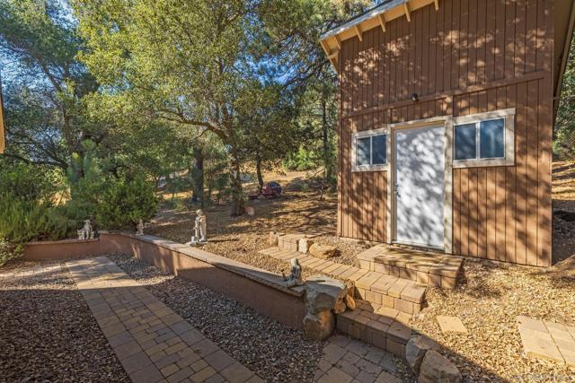 3221 Dolores Dr, Julian CA: https://media.crmls.org/mediaz/a6f27a86-edf4-4874-a79d-9fa582d35d1c.jpg