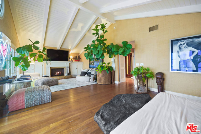 31740 Broad Beach Road, Malibu CA: https://media.crmls.org/mediaz/a6f48cee-fc43-43e9-94e0-ac043d93f78b.jpg