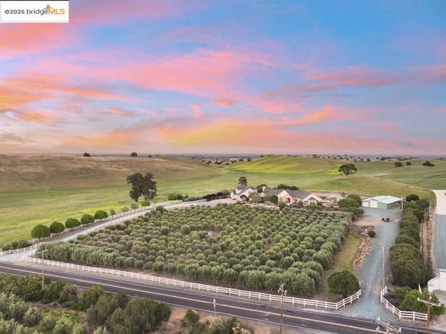 9050 Deer Valley Rd, Brentwood CA: https://media.crmls.org/mediaz/a6f4e07d-4d4c-4555-9db0-6778a9b1a441.jpg