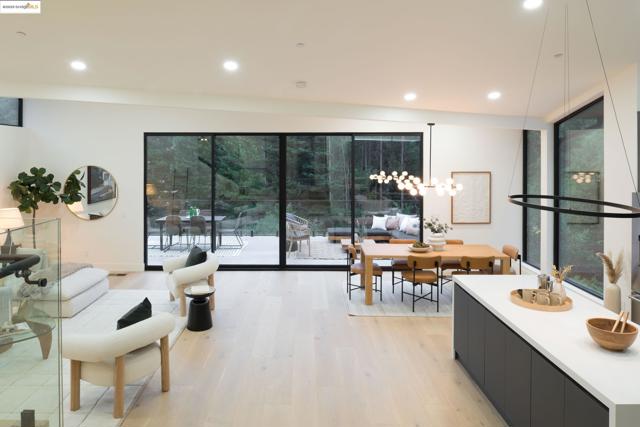 7270 Woodrow Dr, Oakland CA: https://media.crmls.org/mediaz/a6f4f6e3-b218-4b34-8db6-cfb62c2fae82.jpg