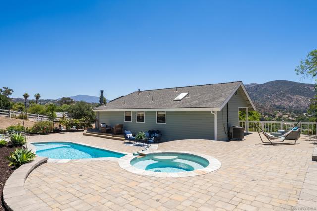 9844 Lorraine Ridge Trail, El Cajon CA: https://media.crmls.org/mediaz/a6f536be-4a36-41bb-8a54-56e44157f4c0.jpg