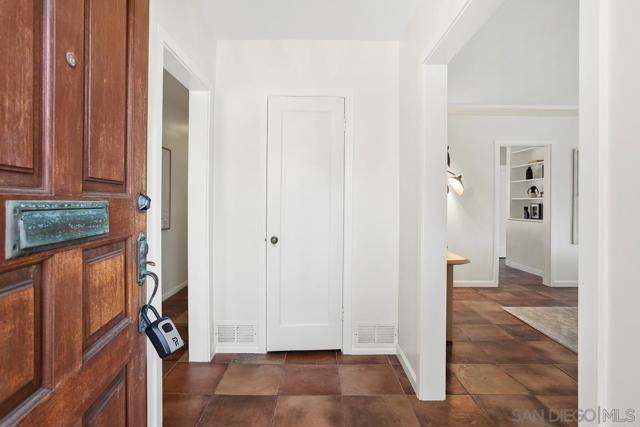 6307 Via Maria, La Jolla CA: https://media.crmls.org/mediaz/a6f5533e-d23f-4809-814e-eef3a6af226e.jpg