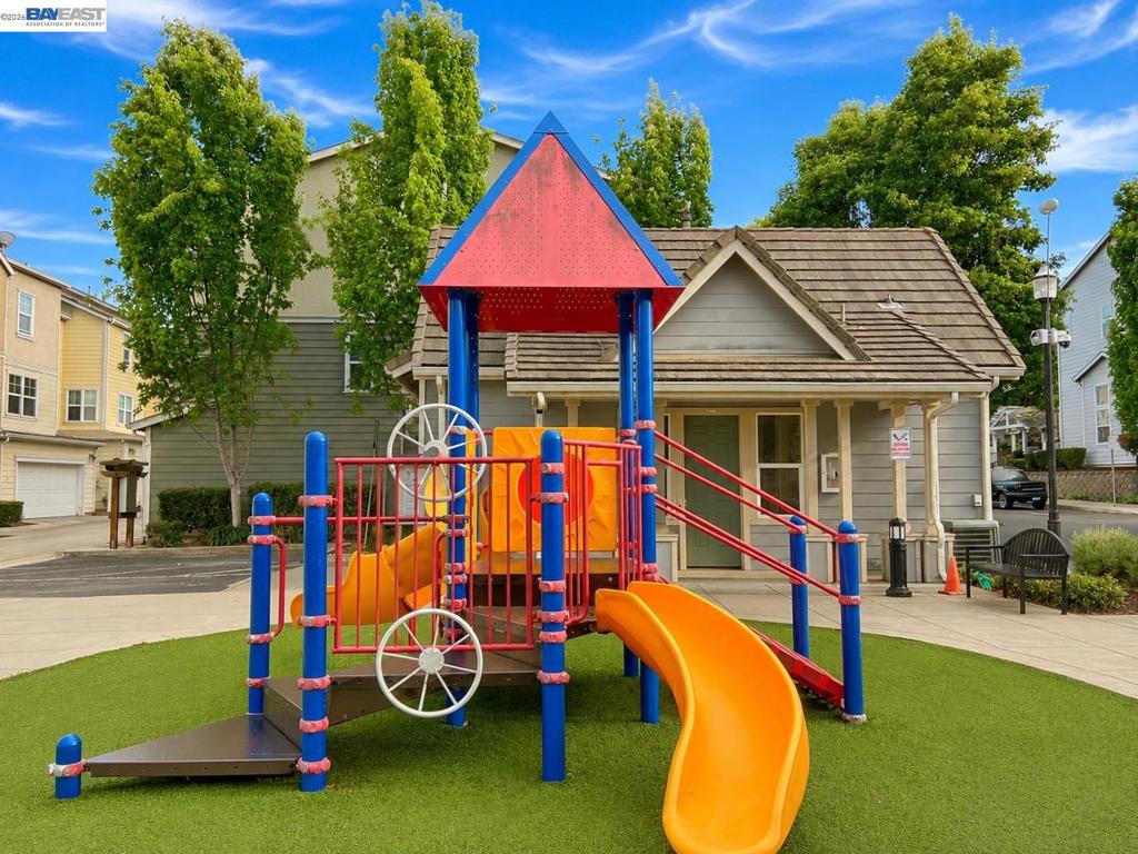 https://media.crmls.org/mediaz/a6f5aab1-13bb-4ae7-8c16-bea73338eab9.jpg?preset=X-Large