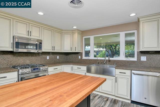 2280 Concord Ave, Brentwood CA: https://media.crmls.org/mediaz/a6f5d961-d058-49ca-a669-b1be1dce306c.jpg