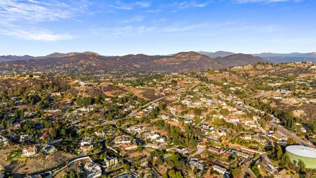 2157 Hidden Springs Dr, El Cajon CA: https://media.crmls.org/mediaz/a6f61112-f084-45b0-95ff-a397d11796d0.jpg