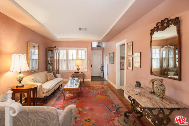 13384 Contour Drive, Sherman Oaks CA: https://media.crmls.org/mediaz/a6f627c6-1531-44ea-913f-12659ce72c31.jpg