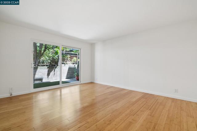 150 Pearl St, Oakland CA: https://media.crmls.org/mediaz/a6f64a5a-62ff-4126-9ce2-68d7119df9b4.jpg