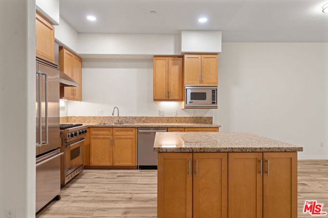 4050 Glencoe Avenue, Marina del Rey CA: https://media.crmls.org/mediaz/a6f654da-efb7-4cf6-a79d-ea00bc66bfbc.jpg