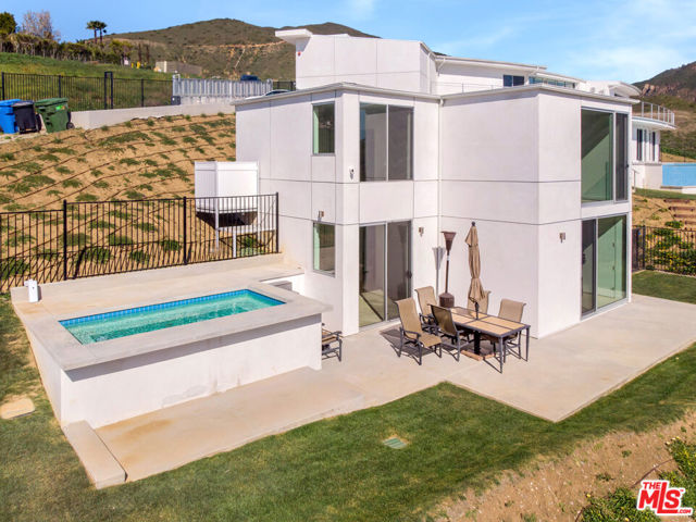 28405 Via Acero Street, Malibu CA: https://media.crmls.org/mediaz/a6f9c899-a66b-4e67-ade4-fbdb8a0387e5.jpg