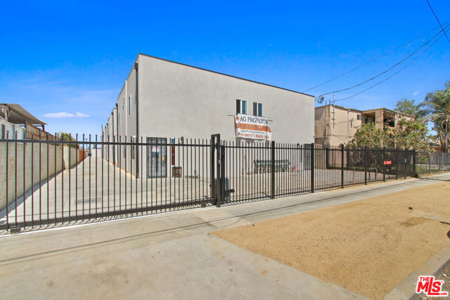 649 1/2 W 92nd Street, Los Angeles CA: https://media.crmls.org/mediaz/a6fa315e-5254-424c-9eb9-d0aa4f1b828e.jpg