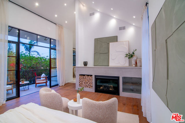 745 E Sunset Avenue, Venice CA: https://media.crmls.org/mediaz/a6fac867-9210-4a90-a995-f4212efa2073.jpg