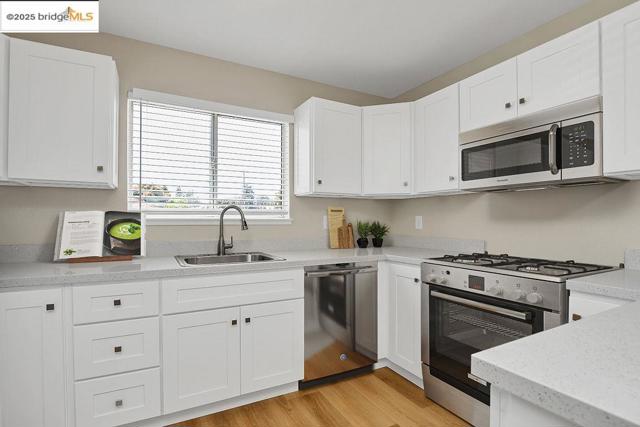10500 Creekside Circle, Oakland CA: https://media.crmls.org/mediaz/a6fb31d7-87f9-4edf-8707-ca1108c8f719.jpg
