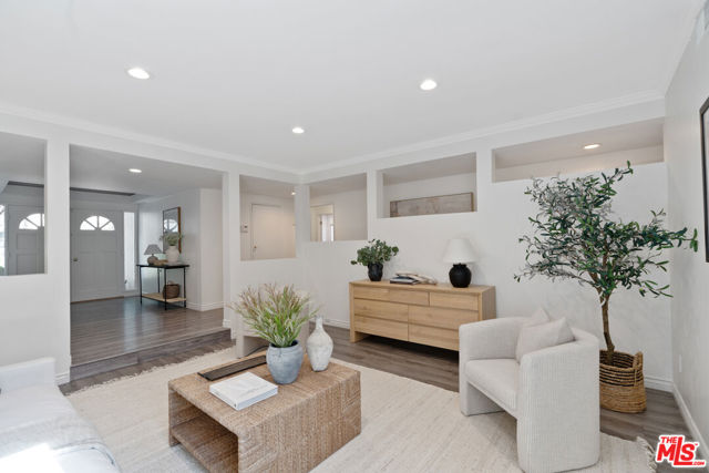 10037 Sunnybrae Avenue, Chatsworth CA: https://media.crmls.org/mediaz/a6fc6650-3bb9-40ab-867b-6ce5bdad1c7e.jpg