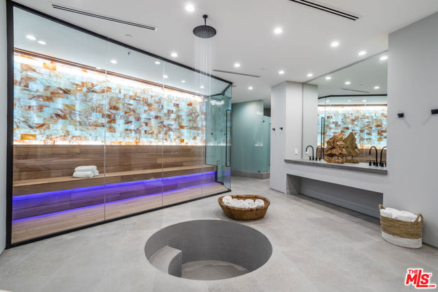 9406 Lloydcrest Drive, Beverly Hills CA: https://media.crmls.org/mediaz/a6fd0a85-e403-48b5-a26d-486fbd447815.jpg