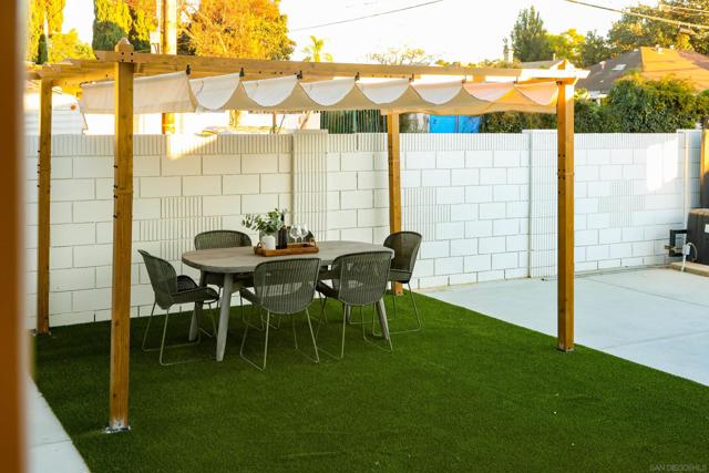 1900 W 41St St, Los Angeles CA: https://media.crmls.org/mediaz/a6fd60d2-1b86-48fd-9790-29883876940f.jpg