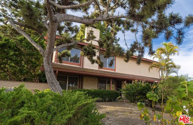 343 Santa Helena, Solana Beach CA: https://media.crmls.org/mediaz/a6feb614-4203-4179-a3c2-97ce85fbc1bf.jpg