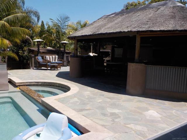 1153 Crest Dr, Encinitas CA: https://media.crmls.org/mediaz/a6ff4f51-75d7-45d4-b0e3-8d7594941dce.jpg