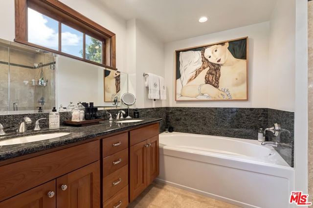 1405 Washington Avenue, Santa Monica CA: https://media.crmls.org/mediaz/a6ffada8-64d0-43b7-93db-c1f18b242276.jpg