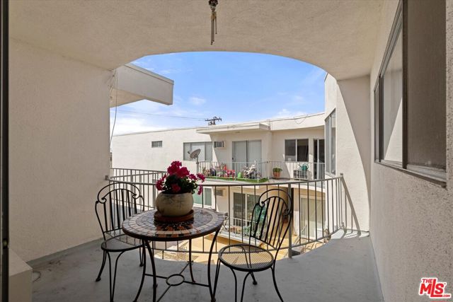 5376 Fairview Boulevard, Los Angeles CA: https://media.crmls.org/mediaz/a700444f-b7e5-47f7-8568-2679b63e45f4.jpg