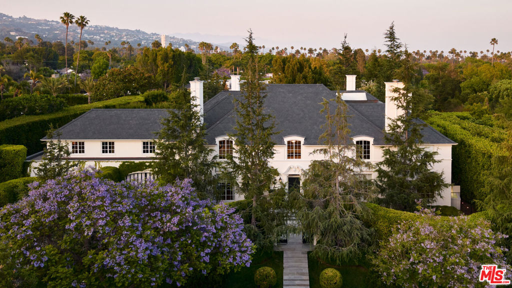 826 Greenway Drive — Traditional