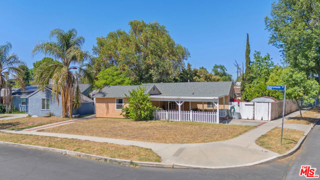 17503 Runnymede Street, Lake Balboa CA: https://media.crmls.org/mediaz/a7010a51-9733-491d-b117-8b33d31e828e.jpg