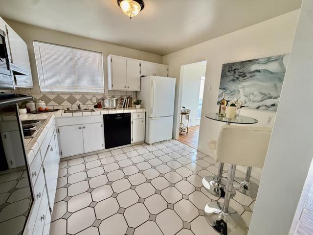 95 Clearview Drive, Daly City CA: https://media.crmls.org/mediaz/a7014635-47dd-4728-b44b-6e6c3c7b9fc4.jpg