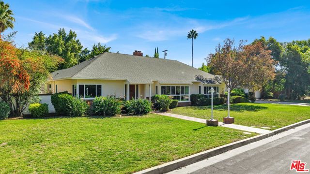6900 Chisholm Avenue, Lake Balboa CA: https://media.crmls.org/mediaz/a701de17-330e-4a6b-9aa9-8264d264a998.jpg