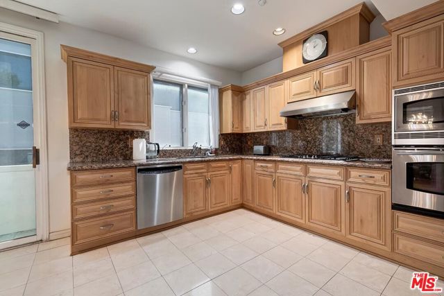 121 N Almont Drive, Beverly Hills CA: https://media.crmls.org/mediaz/a701e435-5150-4169-8586-533b56db85d8.jpg